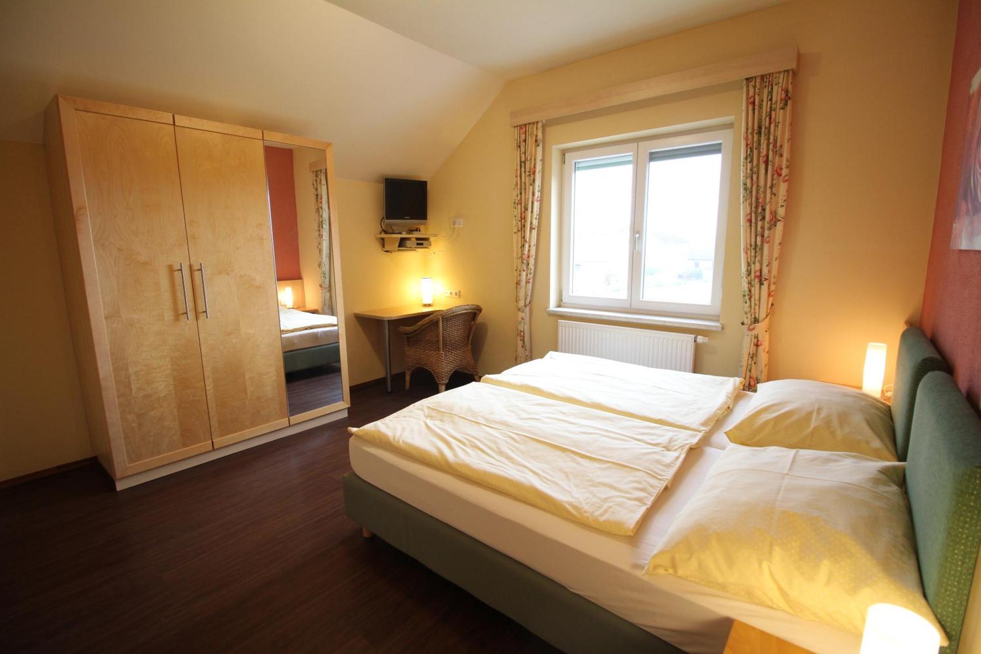 Rosenhotel - Serviced Apartments Zwentendorf Екстер'єр фото
